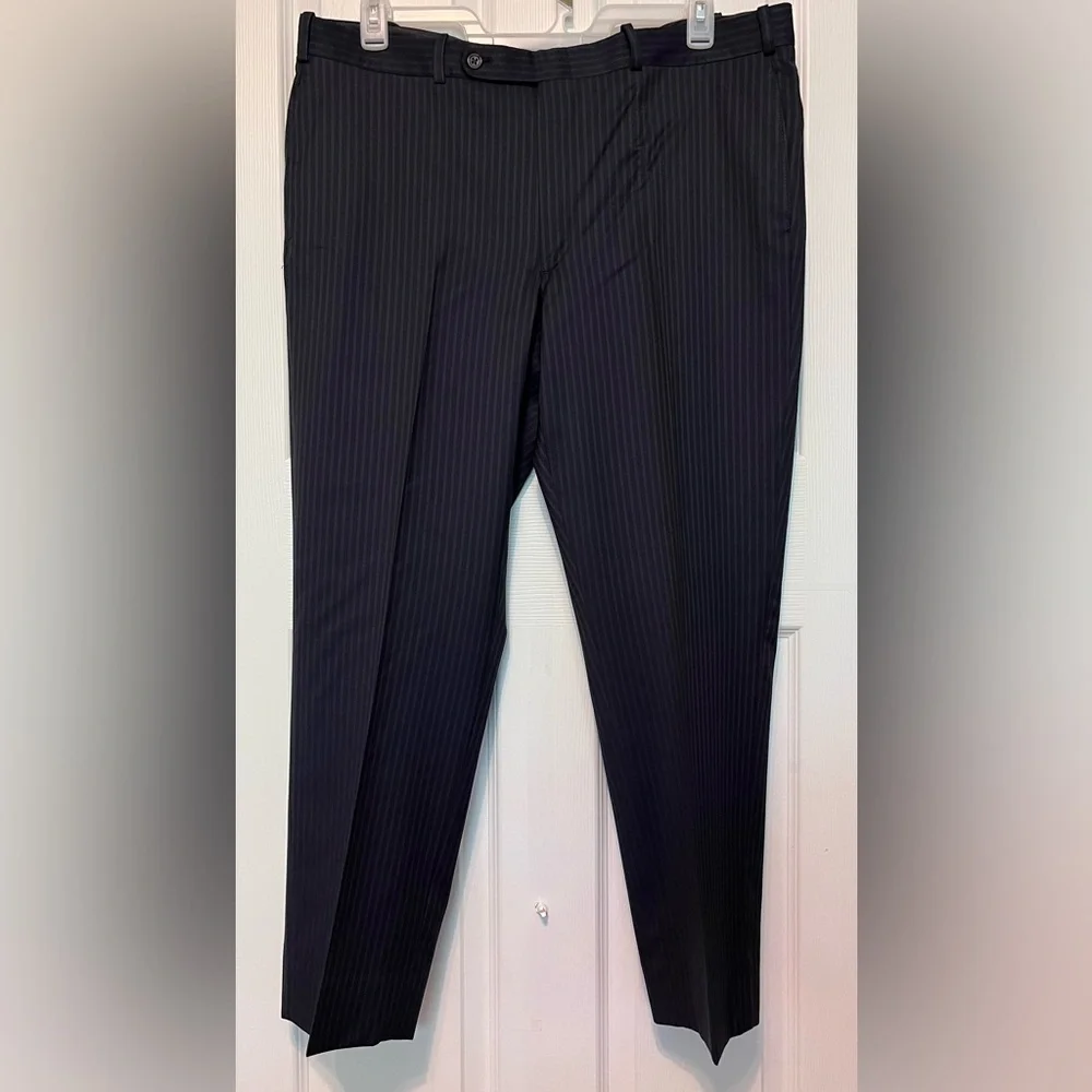 Tom James, Men’s Custom made wool suit, size 50R, pants W40/L 28